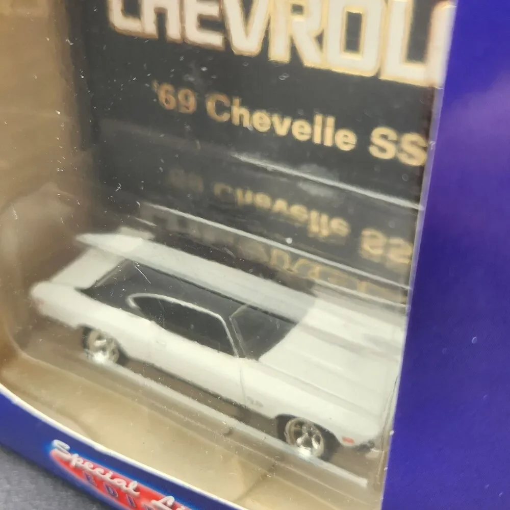 Hotwheels Street Machines White Chevrolet 1969 Chevelle SS 1:64 Die Cast Car